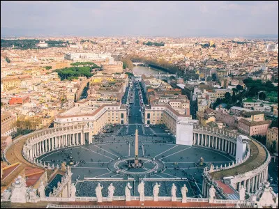 Quelle ville de la Martinique fut dévastée par une explosion volcanique ?