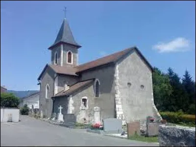 Nous terminons notre balade devant l'&eacute;glise Saint-Maurice de Sauverny. Commune d'Auvergne-Rh&ocirc;ne-Alpes, dans le Pays de Gex, elle se situe dans le d&eacute;partement ...