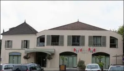 Nous sommes en &Icirc;le-de-France, &agrave; Fleury-M&eacute;rogis. Ville de la Grande Couronne connue pour sa maison d'arr&ecirc;t, elle se situe dans le d&eacute;partement ...