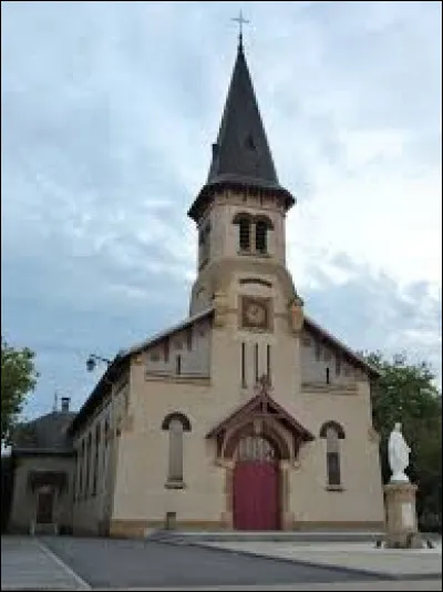 Nous sommes dans le Grand-Est devant l'&eacute;glise Notre-Dame-de-Franchepr&eacute; de J�uf. Ville du Pays Haut, o&ugrave; est n&eacute; Michel Platini, elle se situe dans le d&eacute;partement ...