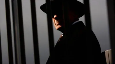 Quelle locution nominale désigne familièrement un espion ?