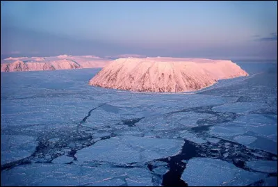 Quelle étendue d'eau borde l'extrémité orientale de la Russie ?