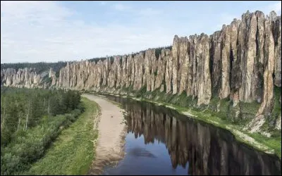 Parmi ces grands fleuves russes, lequel coule le plus à l'est et est connu pour ses formations géologiques que vous pouvez voir en photo, appelées "colonnes" ?