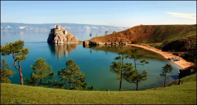 Cette île, entourée par lac Baïkal, est l'un des lieux les plus touristiques de Sibérie. Comment se nomme-t-elle ?