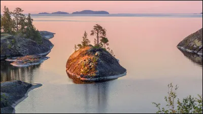 Non loin de là, se situe le plus vaste lac du continent européen. De quel lac s'agit-il ?