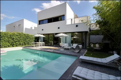 Si le prix d'une maison a augmenté de 7 % et que le nouveau prix est 107 000  , quel était le prix initial ?