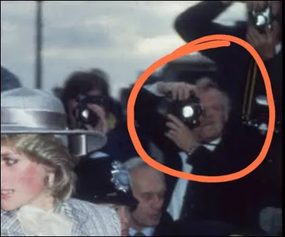 Regardez l'image et répondez à cette question : "Quelle est sa profession ?".