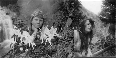 En 1917, deux personnes prirent 4 photographies qui firent parler d'elles (les personnes et les photos)! En plus, cette affaire intéressa le père de Sherlock Holmes, sir Conan Doyle. On ne connaîtra réellement la vérité qu'en 1983 !
Si vous demandez à Viviane, Mélusine, Morgane et d'autres de vous aider, vous trouverez la solution !