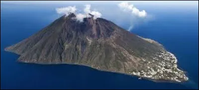 Où se situe le volcan Stromboli ?
