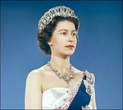 En quelle année a eu lieu le couronnement de la reine Elisabeth II ?