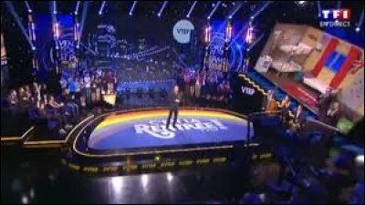 Qui présente l'émission "Vendredi tout est permis" ?