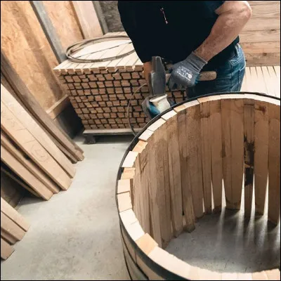 Quel est le nom des pièces en bois de chêne qui forment avec d'autres la paroi des tonneaux ?