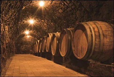 Quel bois est principalement utilisé pour la confection des tonneaux ?