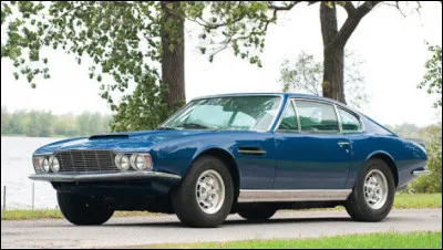 Voiture de grand tourisme d'un constructeur lié au cinéma. Elle ne suit pas la dénomination de ses prédécesseurs. Quelle est cette voiture ?