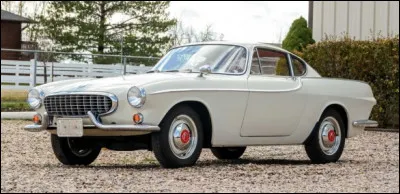 Cette beauté suédoise est apparue dans la série ''Le Saint'' aux côtés de Roger Moore. L'une d'entre elles a parcouru la distance astronomique de 3 millions de miles par son unique propriétaire sans but commercial. Quelle est cette voiture ?