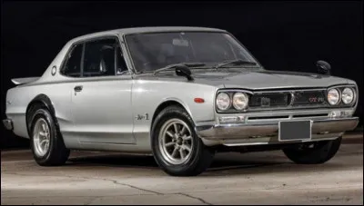 Beaucoup l'oublient mais cette voiture nippone est la première à porter un nom légendaire qui marque les débuts de la légende de Godzilla. Quelle est cette voiture ?