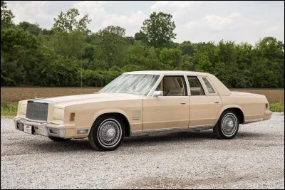 Pendant de nombreuses années, cette voiture était le vaisseau amiral de son constructeur et fait référence à la Grande Pomme, quelle est-elle ?