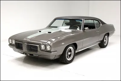 Allons voir cet autre constructeur GM. Ce constructeur a utilisé le nom d'une ville sarthoise très connue à l'international pour nommer ce modèle. Quelle est cette voiture ?