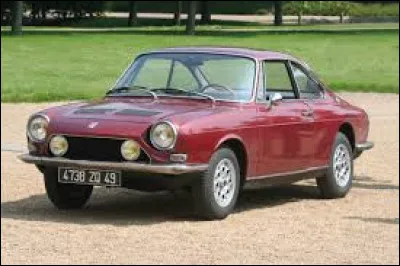 Petite sportive française produite par un constructeur franco-italien. Sa carrosserie a été dessinée par un carrossier italien renommé. Comment se nomme-t-elle ?