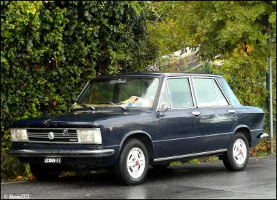 Cette berline italienne provient d'un petit constructeur lombard éclipsé par le géant national. Pourrez-vous me la nommer ?
