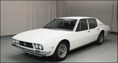 Cette berline luxueuse transalpine est très rare vu le peu de modèles produits. La célébrité nommé John Lennon en a acquise une, quelle est cette voiture ?