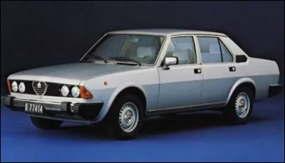 Fleuron de la marque milanaise au serpent, cette voiture était considérée désuète à sa sortie retardée par les crises pétrolières. Quel est son nom ?