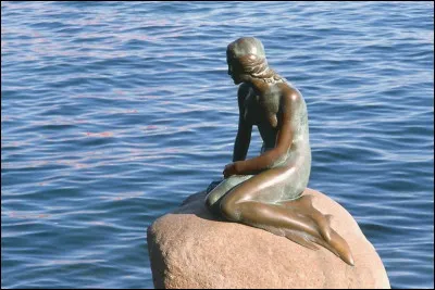 La Petite Sirène est un conte de Hans-Christian Andersen, dont Walt Disney a fait un film charmant et qui se termine bien, mais dans la réalité, c'est beaucoup plus violent, elle ...