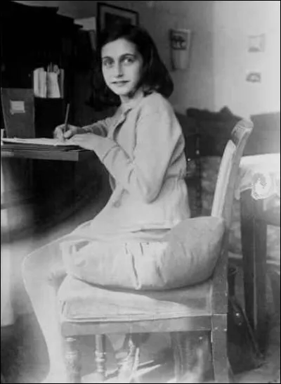 Pendant la Seconde Guerre mondiale, dans quel pays Anne Frank est-elle restée cachée, confinée ?