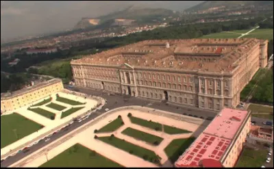 Quel est ce palais construit &agrave; 30 kilom&egrave;tres de Naples pour la famille des Bourbons, un somptueux b&acirc;timent de 1 200 pi&egrave;ces ?