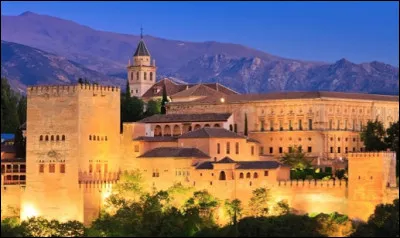 Quel est ce palais &agrave; l'architecture islamique qui domine la ville de Grenade, b&acirc;timent c&eacute;l&egrave;bre pour ses jardins ?