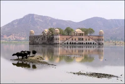 Quel est ce palais flottant sur le lac Man Sagar dans les faubourg de la ville de Jaipur au Rajasthan ?