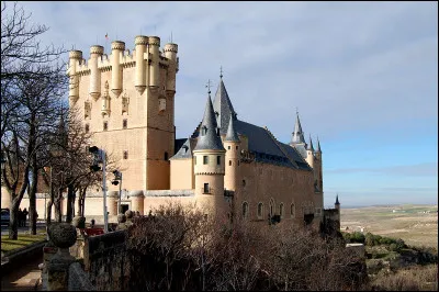 Quel est ce palais fortifi&eacute; construit &agrave; S&eacute;ville par les Omeyyades d'Espagne ?