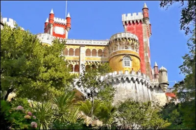 Quel est ce palais construit &agrave; Sintra par le roi Fernando II du Portugal, un b&acirc;timent qui m&eacute;lange une allure moyen&acirc;geuse et une inspiration romantique ?