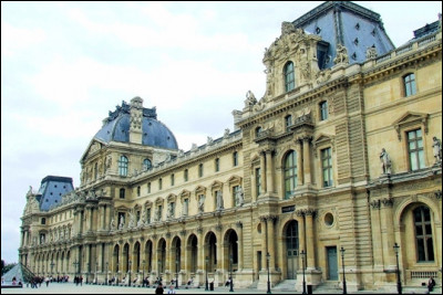 Quel est ce palais parisien, le plus grand d'Europe avec 135 000 m2, ancienne résidence des rois de France dont une partie est devenue un musée ?