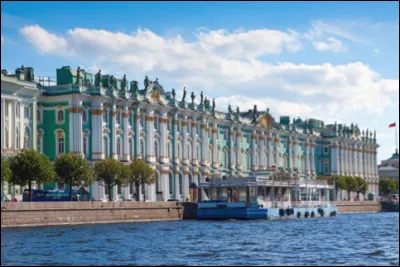 Quel est ce palais situ&eacute; au centre de la ville de Saint-P&eacute;tersbourg, devenu l'un des plus grands mus&eacute;es du monde ?