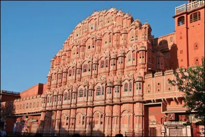 Quel est ce palais, monument incontournable de la ville de Jaipur au Rajasthan dont les 900 fen&ecirc;tres laissent p&eacute;n&eacute;trer la brise pour rafra&icirc;chir la pierre ?