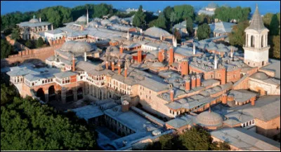 Quel est ce palais d'Istanbul, r&eacute;sidence officielle des sultans de l' Empire ottoman qui s'&eacute;tend sur 700 000 m2, transform&eacute; en mus&eacute;e depuis 1922 ?
