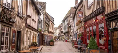 Ville de Normandie, sous-pr&eacute;fecture du d&eacute;partement de l'Eure, aux nombreuses maisons &agrave; pan de bois :