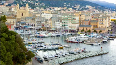 Ville corse, situ&eacute;e entre mer et montagne, &agrave; la base du Cap Corse, deuxi&egrave;me ville et principal port de l'&icirc;le :