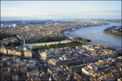 Grande ville du sud-ouest et port sur la Garonne :