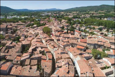 Ville du Var, travers&eacute;e le Caramy, affluent de l'Argens :