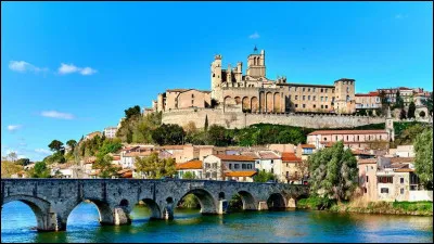 Ville du Languedoc, travers&eacute;e par l'Orb :