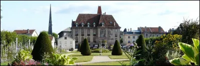 Petite ville de Lorraine, travers&eacute;e par la Meurthe, c&eacute;l&egrave;bre pour sa cristallerie :