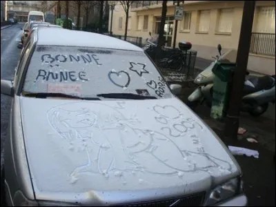 Quelle est cette voiture ayant servi de support à un artiste ?