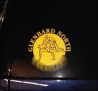 Ce sticker assez suggestif a la présence d'esprit de stipuler de quoi il s'agit : heureusement !