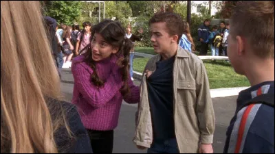 Quelle annonce fait Malcolm à Cynthia lorsqu'elle souhaite inviter du monde chez elle pour une fête ?