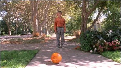 Qu'y a-t-il dans la boule en plastique laissée par Dewey ?