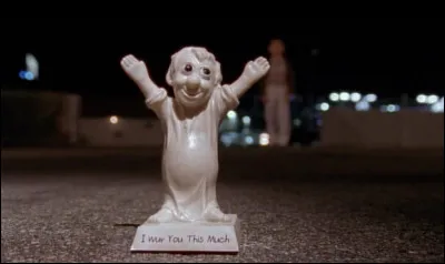 Hal gagne 1000 dollars. Il s'achète un objet auquel il devirnt totalement accro. Quel est-il ?