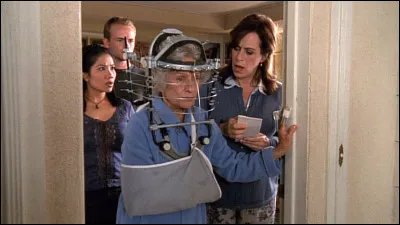 Pourquoi Ida la mère de Loïs poursuit-elle Loïs et Hal en justice dans l'épisode "Grand-mère attaque" ?