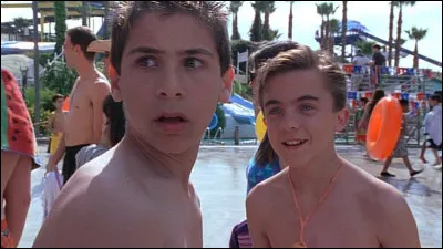 Dans l'épisode "Le Liquidateur", que font Malcolm et Reese pour stopper les hurlements de Loïs ?